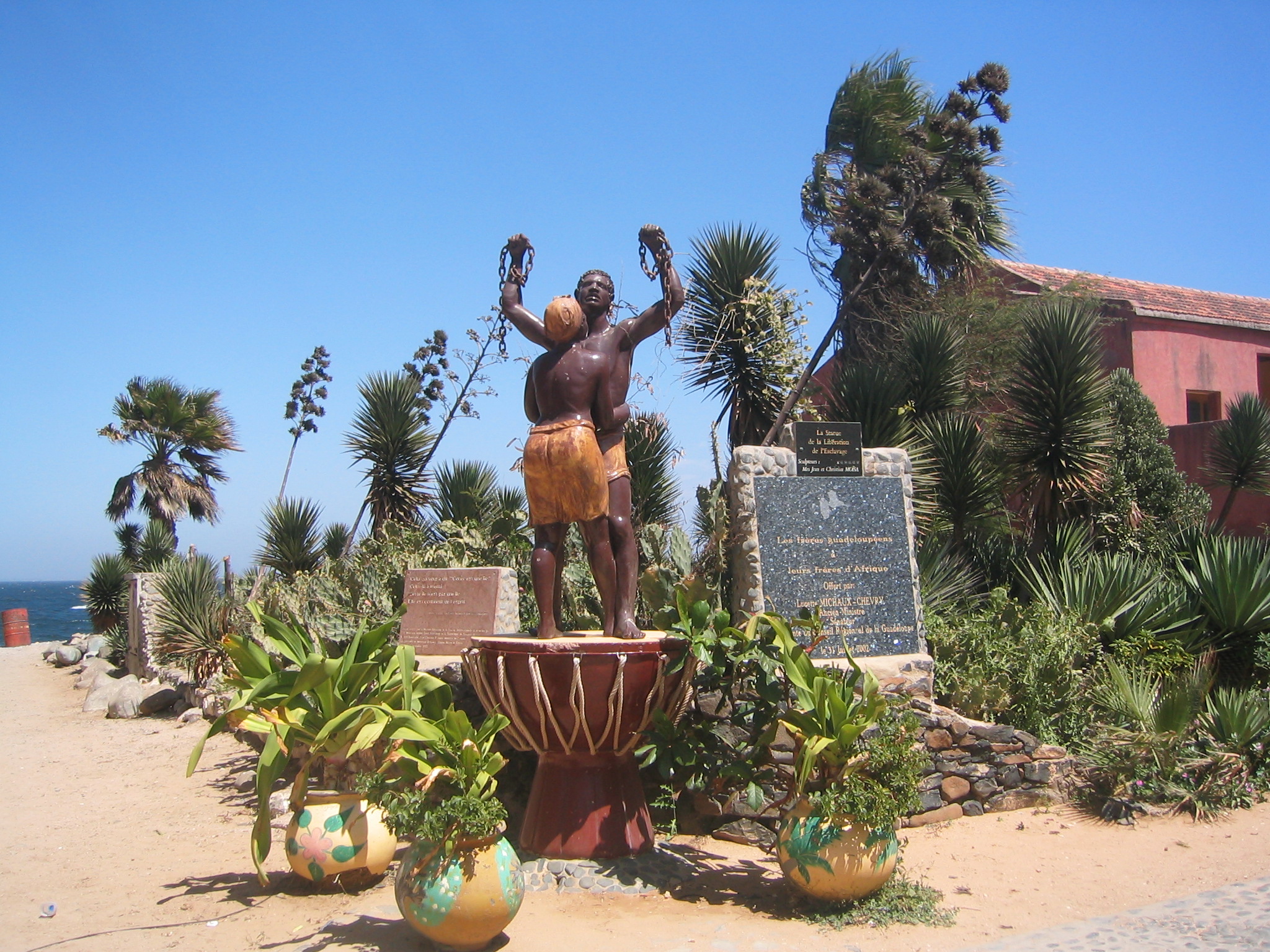 Gorée : sculptures devant la maison des esclaves.